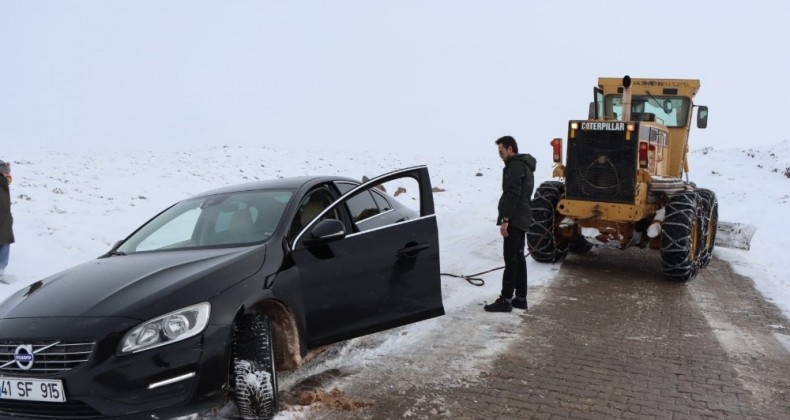 Karda mahsur kalanları ekipler kurtardı