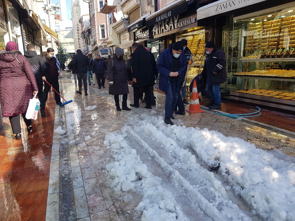 Karlı yollarda vatandaşların zorlu yürüme mücadelesi
