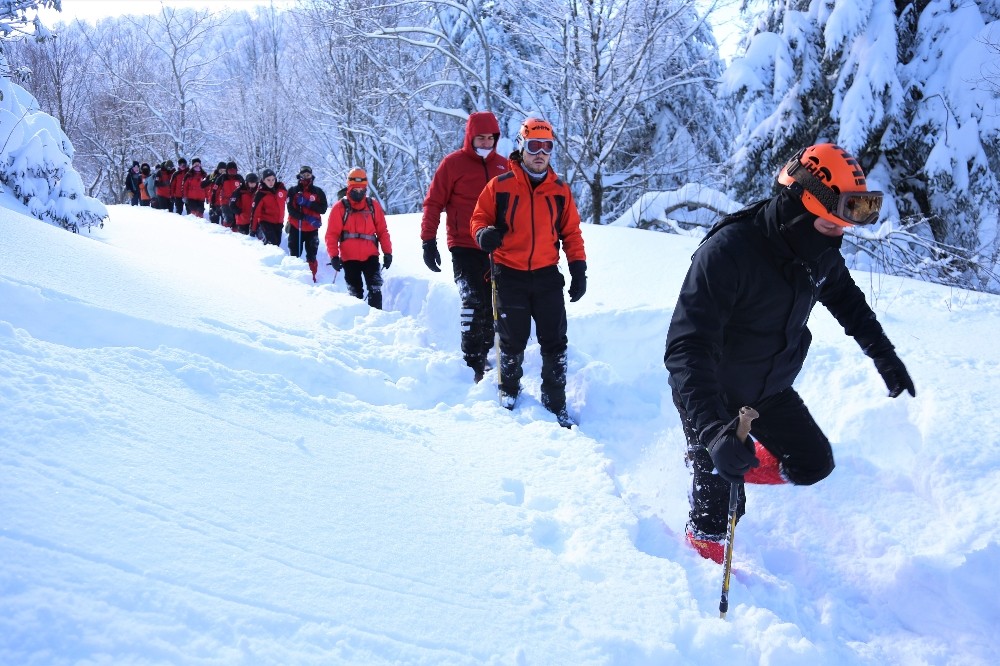 Kayıp doktoru arayan ekiplerin karla zorlu mücadelesi