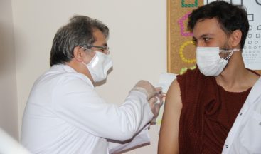 Kayseri İl Sağlık Müdürü Benli, sağlık çalışanlarına aşı yaptı