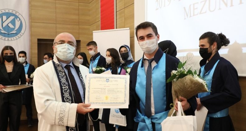 KAYÜ ilk mezunlarına sembolik Mezuniyet ve Şed Bağlama Töreni düzenledi