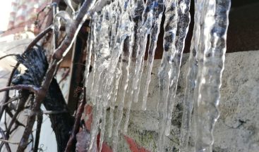 Kocaeli’de yollar ve arabalar buz tuttu