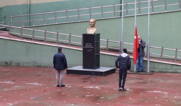 Kocaeli’deki bayrak törenine, vatandaşlar da kaldırımlardan eşlik etti