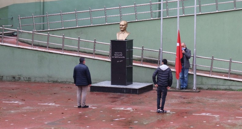 Kocaeli’deki bayrak törenine, vatandaşlar da kaldırımlardan eşlik etti
