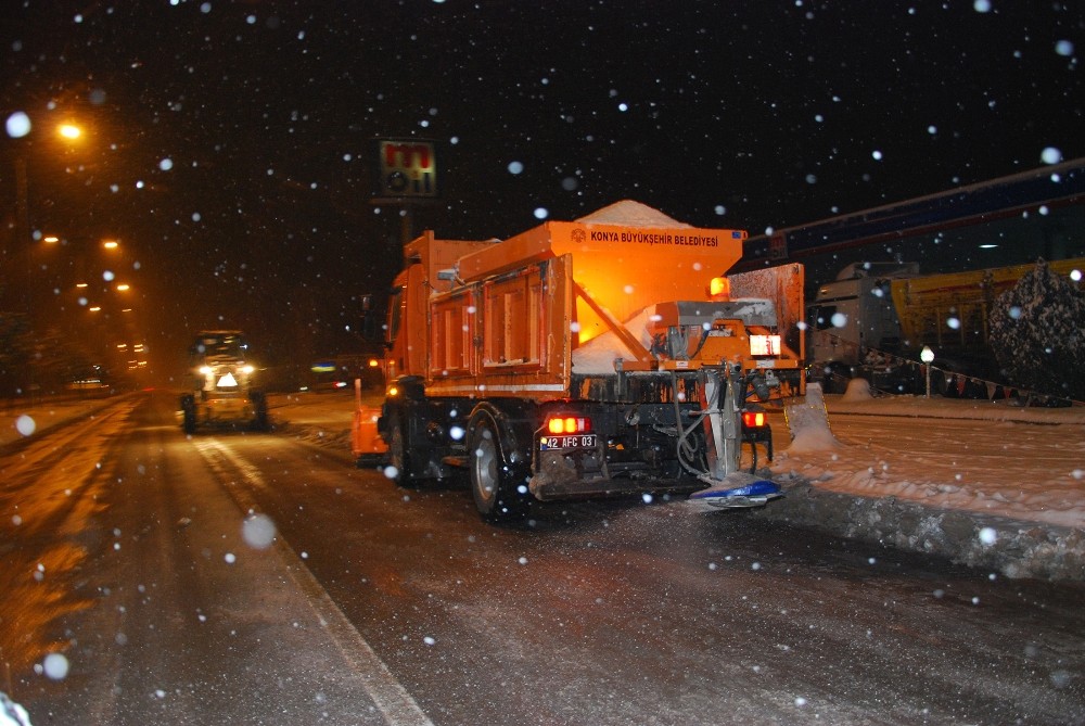 Konya Büyükşehir Belediyesi kar ve buzlanmaya karşı 31 ilçede görev başında