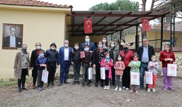 Köydeki çocukların yüzü, yeni tabletlerle güldü