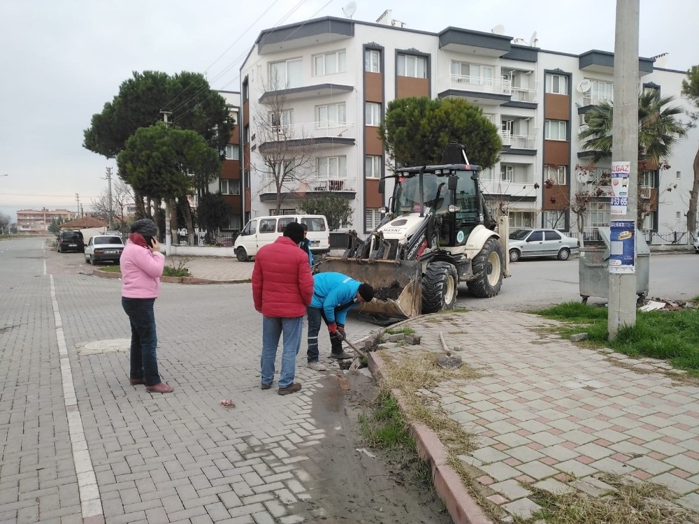 Mahalle muhtarından vatandaşlara “Yağmursuyu ızgaralarını temiz tutalım” çağrısı