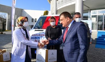 Malatya Büyükşehir Belediyesi’nden sağlıkçılara hediye paketi