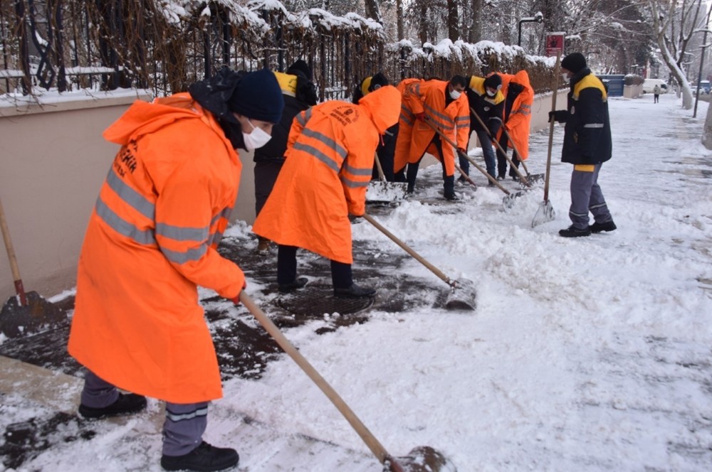 Malatya’da karla mücadele aralıksız sürüyor