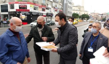 Maltepe’de sokağa çıkma kısıtlamasında vatandaşlar polise baklava ikram etti