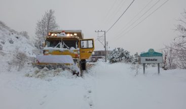 Manisa’da büyükşehir ekipleri karla mücadele ediyor