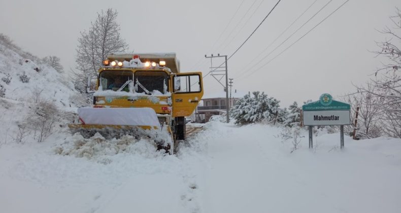 Manisa’da büyükşehir ekipleri karla mücadele ediyor