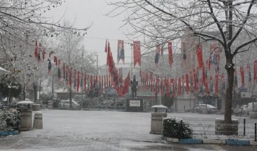 Manyas’ta kar yağışı çocukları sevindirdi