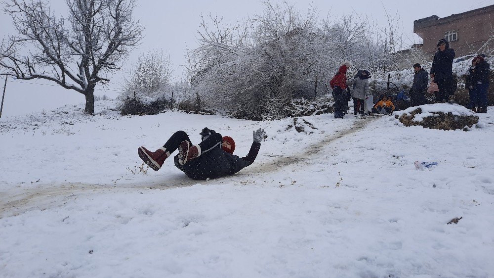 Mardin’de çocuklar karda kaymanın keyfini çıkardı