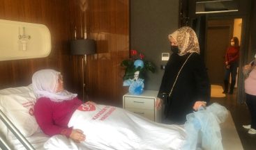 Melek Arı’dan yeni yılın ilk bebeğine ziyaret