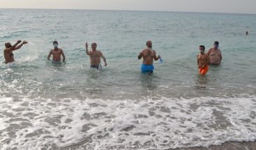 Mersin’de doğasever grup, kış ortasında denize girme etkinliği düzenledi