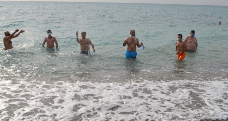 Mersin’de doğasever grup, kış ortasında denize girme etkinliği düzenledi