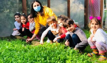 Mezitli’deki çocuklar yetiştirdikleri ürünlerin ilk hasadını yaptı