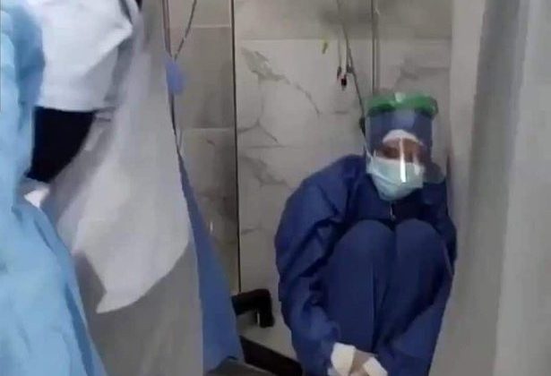 Mısır’da pandemi hastanesinde oksijen tüpü yetersizliği