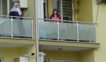 Müdürler ve öğretmenler sıraya girdi öğrenciler balkona çıktı