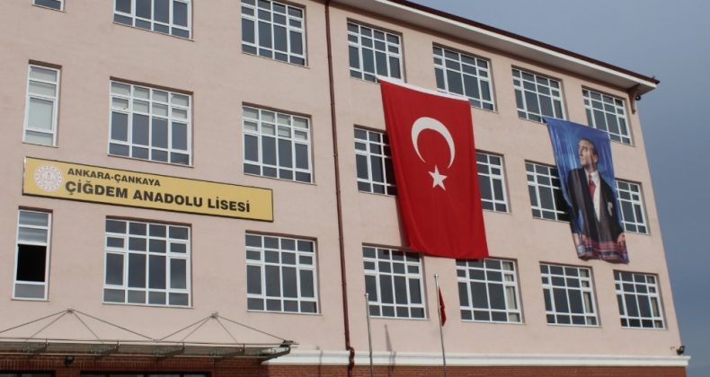 Öğrencisiz okullarda İstiklal Marşı’nı öğretmenler okudu
