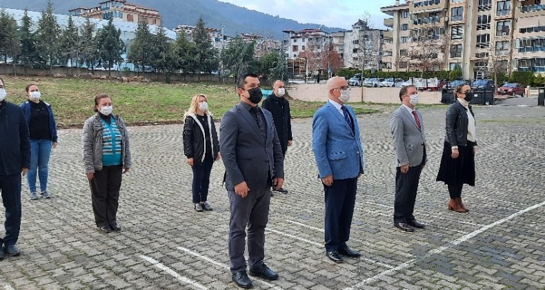 Okul özlemini İstiklal Marşı ile giderdiler