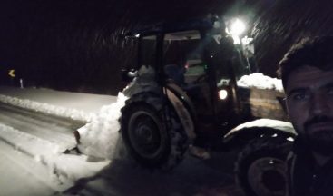 Örnek muhtar hizmeti beklemedi, kardan kapanan köy yollarını kendi açtı