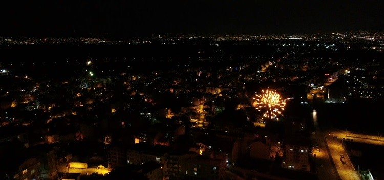 Bursalılar yeni yıla havai fişekler ve magandaların silahlarını ateşlemesiyle girdi