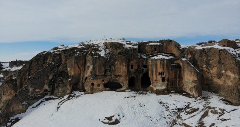 Frigya’da kayaya oyularak yapılan Ayazini Kilisesi inanç turizmine kazandırılacak