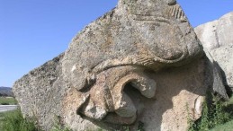 Gizemli Frig vadisinin en dikkat çekici eseri: ‘Yılantaş Kaya Mezarı’