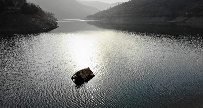 Göletin ortasına mini ev yapıp kuş cennetine çevirdiler