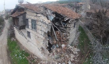 Koruma altındaki tarihi düğmeli evler tek tek yok oluyor