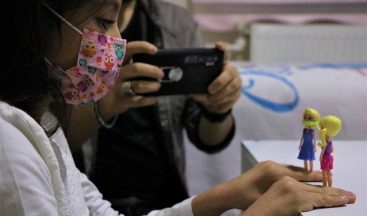 Oyuncaklarından yaptığı skeçle korona virüse dikkat çekti