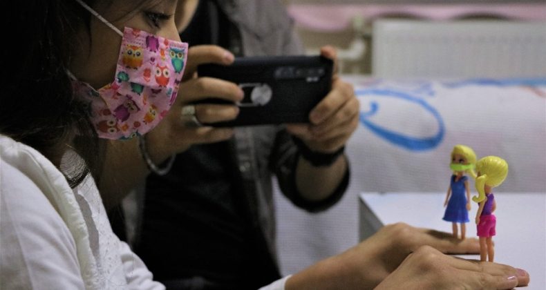 Oyuncaklarından yaptığı skeçle korona virüse dikkat çekti