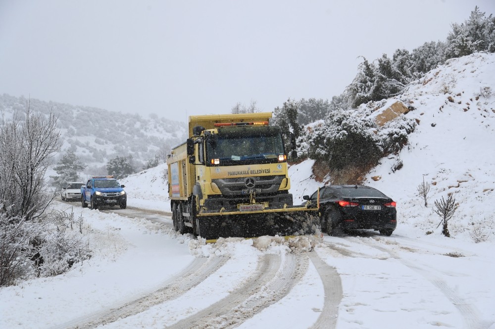 Pamukkale Belediyesi karla mücadele ediyor