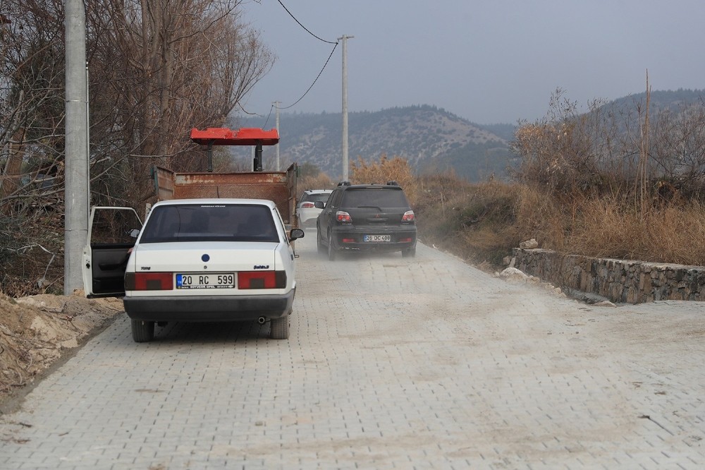 Pamukkale Belediyesi kilit parke taşları ile sokakları kaplıyor