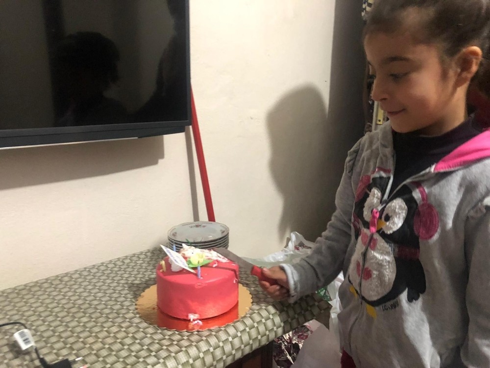 Polis ekipleri 155’i arayıp pasta isteyen 8 yaşındaki Rabiya’nın doğum gününü kutladı