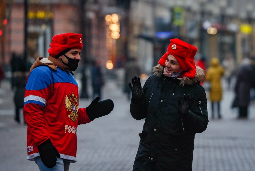 Rusya’da Covid-19 aşısı olanlara maske takma zorunluluğu kaldırılıyor