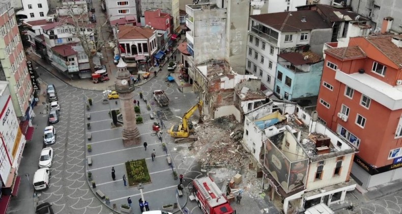 Saathane Meydanı’nda yıkım devam ediyor