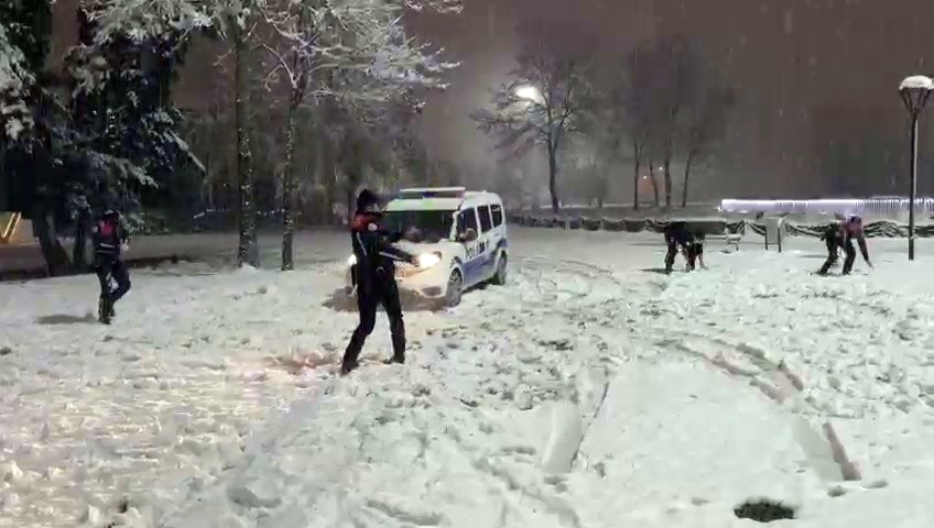 Sakarya’da polis ekipleri gönüllerince karın keyfini çıkardı