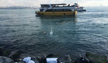 Sarayburnu Sahili’nde karda deniz ve sucuk keyfi