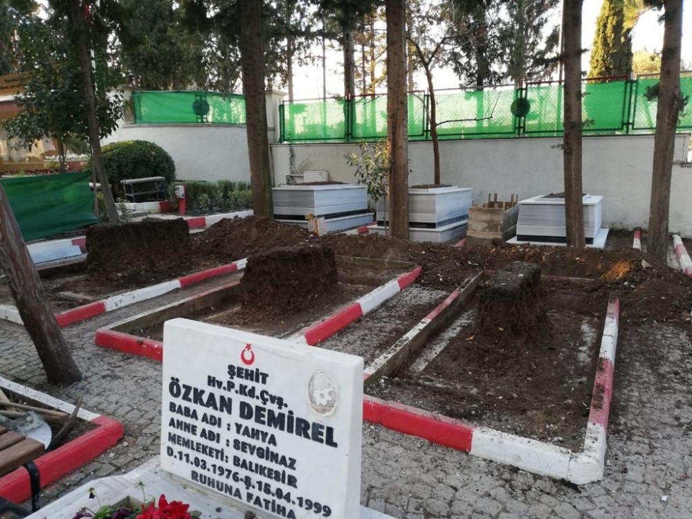 Şehit mezarları Marmara mermeri ile yenileniyor