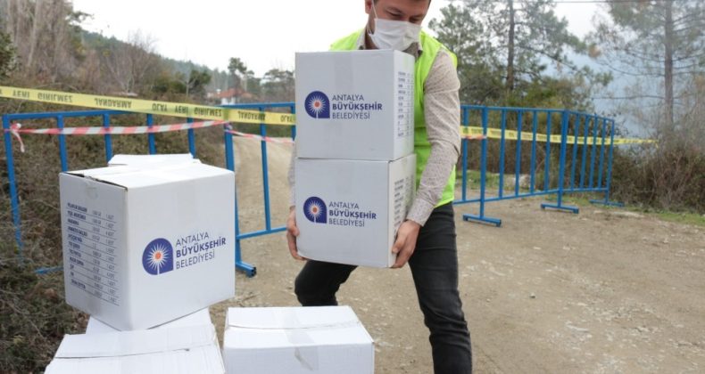 Serik’te karantinadaki mahalleye gıda yardımı yapıldı