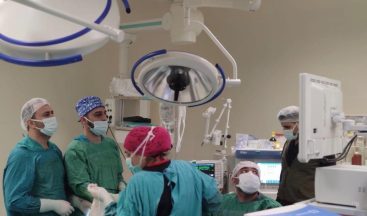 Siirt’te 5 yaşındaki hastaya laparoskopik nefrektomi ameliyatı yapıldı