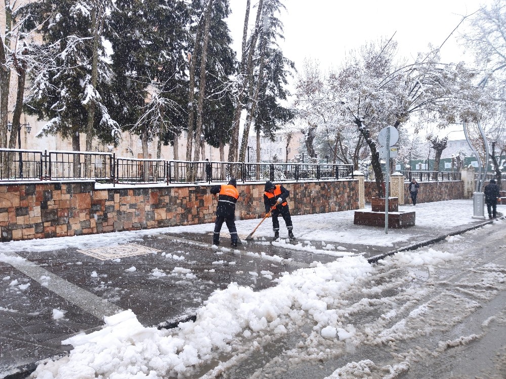 Silvan’da kar yağışı hayatı olumsuz etkiledi: 25 köy yolu ulaşıma kapandı
