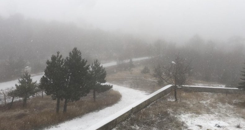 Sındırgı’ya yeni yılın ilk karı yağdı