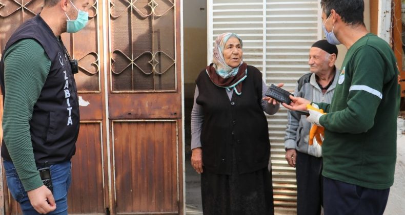 Sokağı temizlerken bulduğu cüzdanı sahibine teslim etti