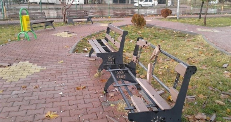 Sorumsuzlar Çocuk Parkına Zarar Verdi