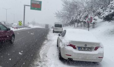 Sultangazi’de kar nedeniyle sürücüler araçlarını yol kenarına park etti