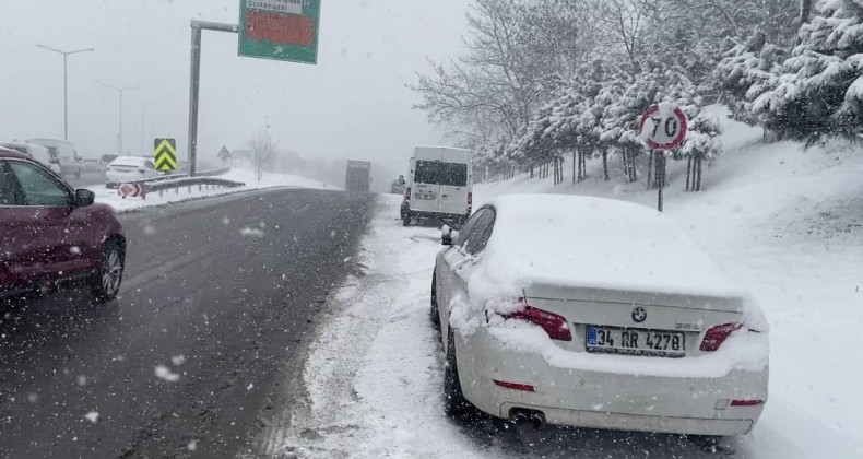 Sultangazi’de kar nedeniyle sürücüler araçlarını yol kenarına park etti